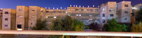 Jerusalén, Israel-Diciembre 07,2019: Edificio de apartamentos de noche . —  Fotos de Stock