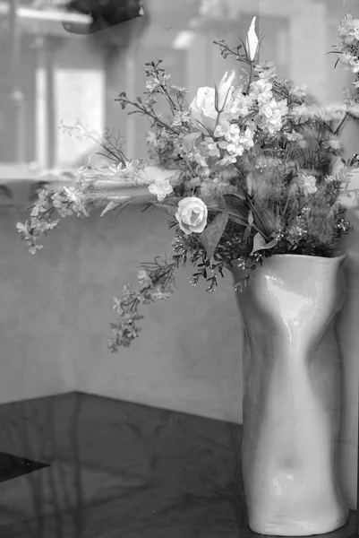 Fekete-fehér kép a rózsák fekete. Fehér, gardénia. — Stock Fotó