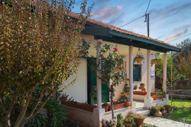 Zichron yaakov, İsrail - 11 Kasım 2019: Pembe gözlü ev.