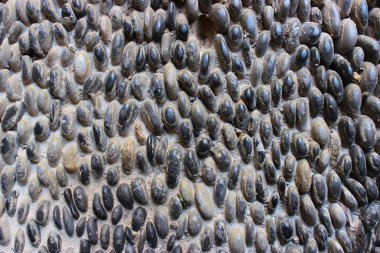 Taş duvar dokusu, küçük yuvarlak ve oval taşlardan yapılmış yol.