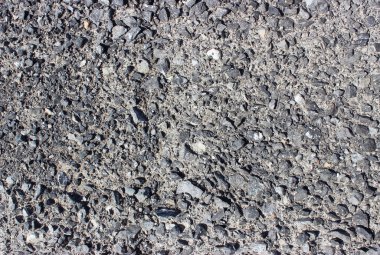Eski asfalt kaldırımı ezilmiş. Küçük gri-siyah çakıl.