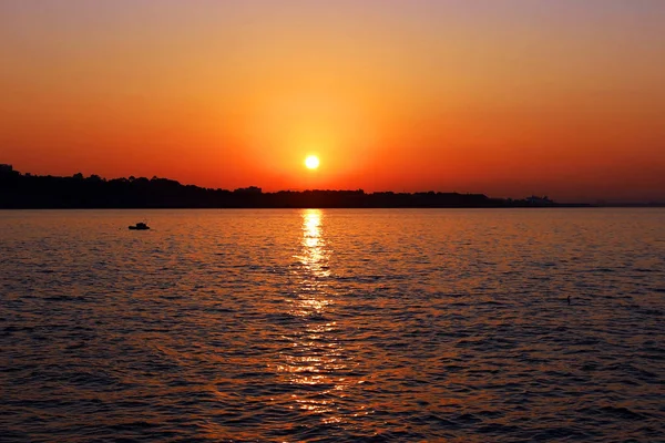 Естественный закат или восход солнца над морем — стоковое фото