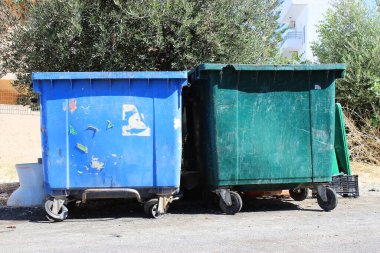 Sokaktaki tekerlekli çöp tenekeleri.