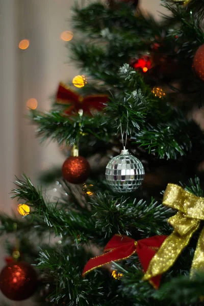 Noel ağacı süsle, arka plan bulanık