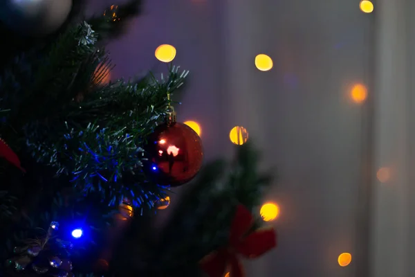 Noel ağacı süsle, arka plan bulanık