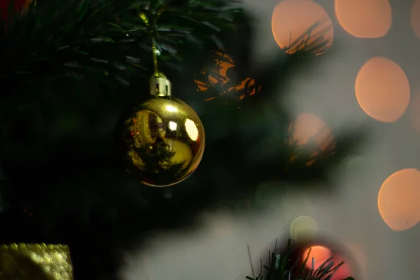 Noel ağacı süsle, arka plan bulanık