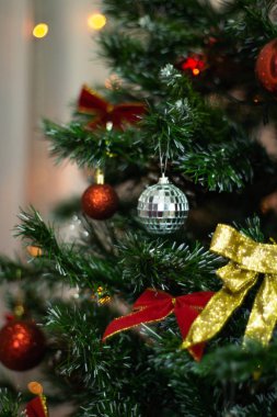 Noel ağacı süsle, arka plan bulanık