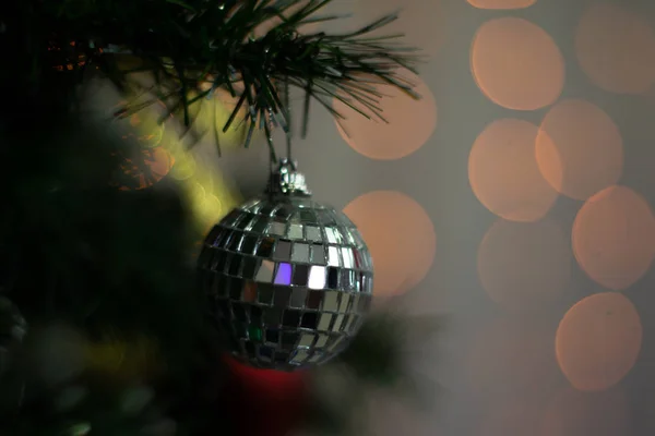 Noel ağacı süsle, arka plan bulanık
