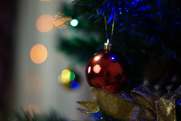 Noel ağacı süsle, arka plan bulanık