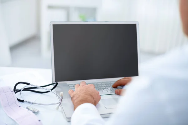 Médico con ordenador — Foto de Stock