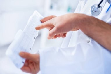 Doktor kardiyogram bir meslektaşım sonuçları gösteriliyor