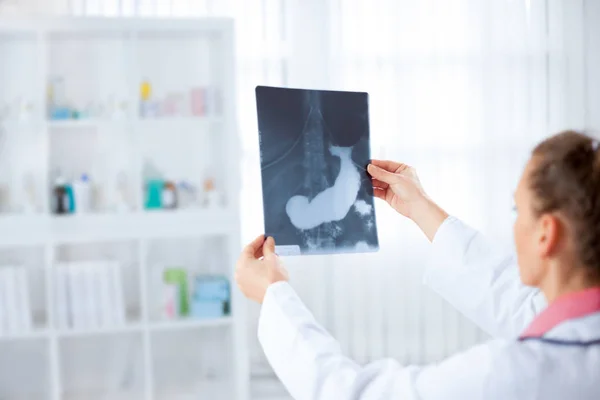 Doctor sosteniendo imagen de rayos X — Foto de Stock