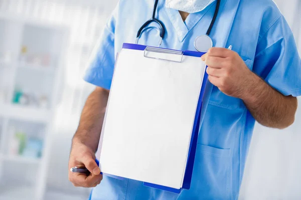 Jovem médico segurando cartão médico — Fotografia de Stock