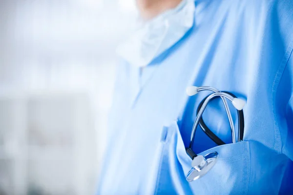 Junger Kardiologe mit Stethoskop in der Tasche — Stockfoto