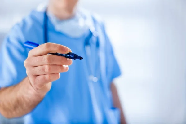 Doutor com marcador azul — Fotografia de Stock