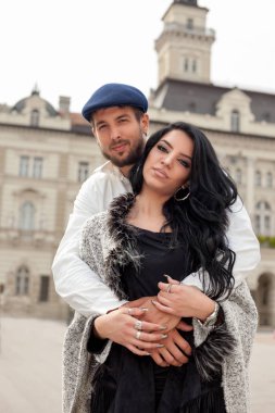 Genç çift birlikte sarıldı