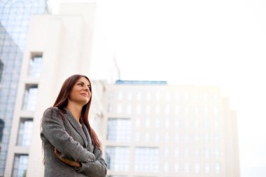 İş kadını Binası tarafından ayakta