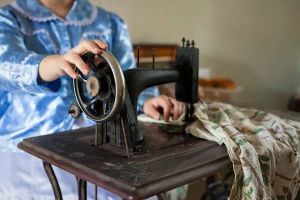 Mulher e velha máquina de costura — Fotografia de Stock