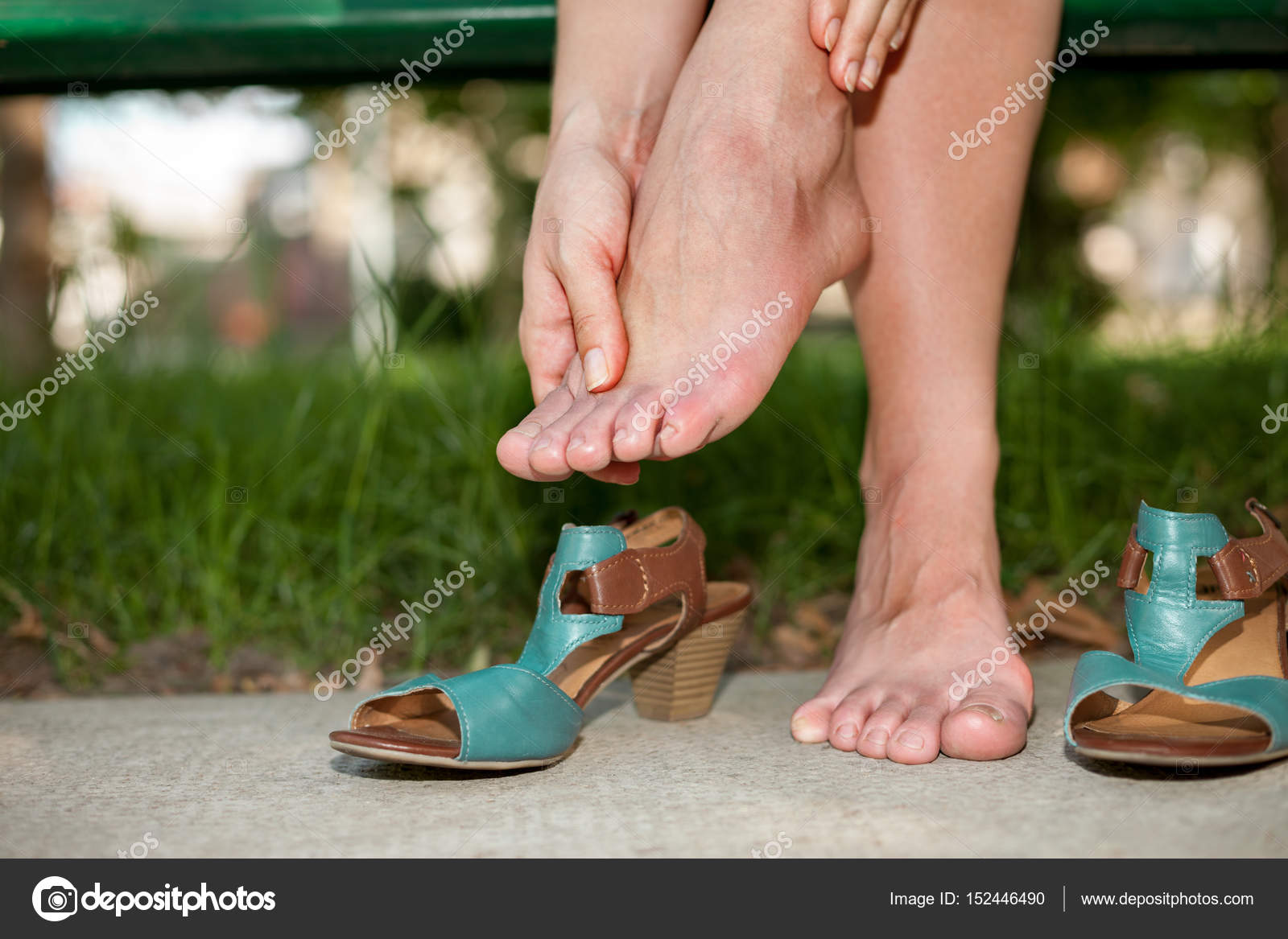 Danger feet. Женские ноги в тапочках. Босоножки для отекающих ног. Уставшие ступни. Усталые ноги.