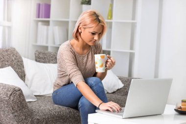 Güzel kız içki kahve