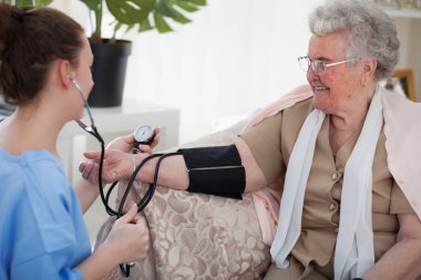 Hemşire evinde ziyaret