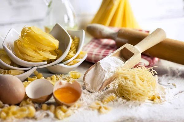 Färsk tagliatelle och tagliolini pasta — Stockfoto