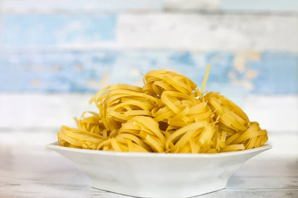 Full skål med färsk pasta — Stockfoto