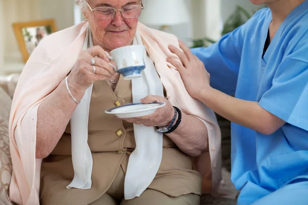 Pflege und Unterstützung älterer Menschen — Stockfoto