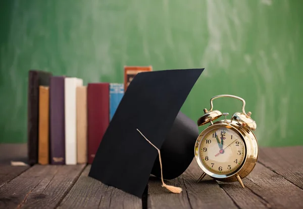Graduation cap and alarm — Stock Photo, Image