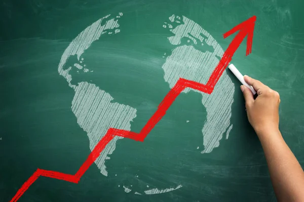 Wereldwijd succes gepresenteerd met rode pijl op schoolbord — Stockfoto