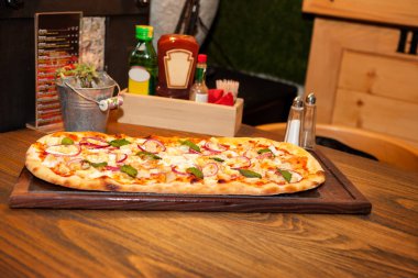 Öğle yemeği için pizza