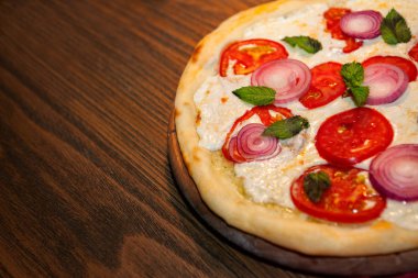 Pizza ahşap masada.