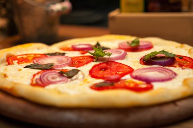 Tabakta servis pizza