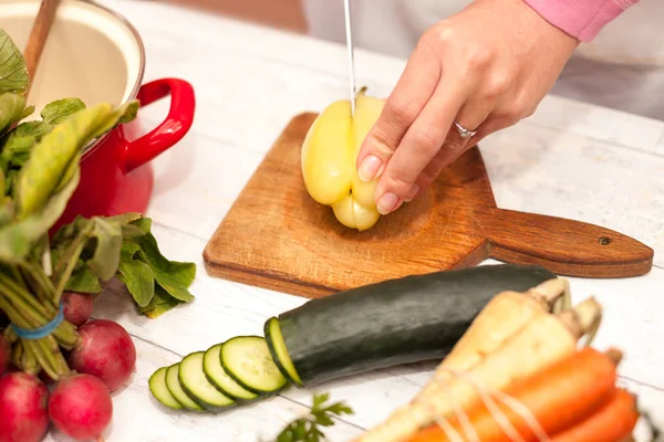 Frau schneidet Paprika — Stockfoto