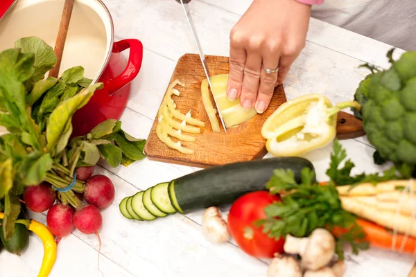 Top view of cutting bell pepper — Stock Photo, Image