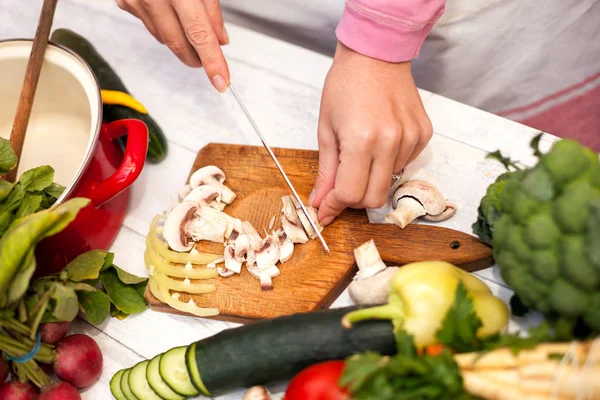 Vista dall'alto del taglio champignons con un coltello — Foto Stock