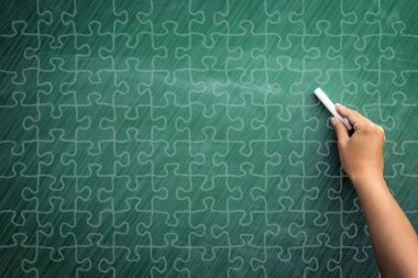 Kara tahta puzzle parçaları ile