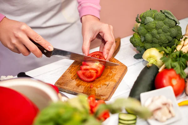 Cortar el tomate en rodajas, mujer preparando verdura en la parcela —  Fotos de Stock