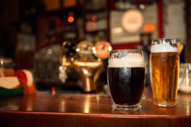 Bardakta koyu ve hafif bira.