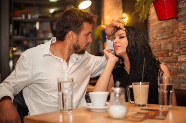 Erkek kız saçını parmağıyla hareket