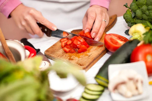 Cięcia i przygotowanie pomidor sałatka — Zdjęcie stockowe