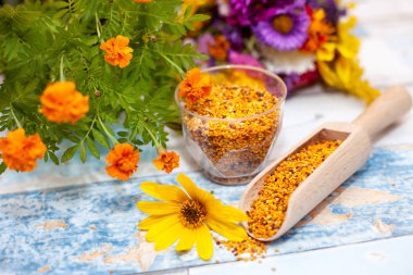 Tahta kaşık, plastik cam sarı akışı ile polen polen