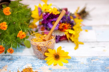 Polen, kepçe ve cam polen ve adam çiçeklenir