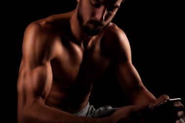 Fitness erkek modeli gösteren triceps
