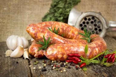 Masada rosemary ile çiğ sosis