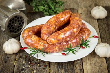 Sarımsak, biber ve et ile plaka üzerinde çiğ sosis eziyet