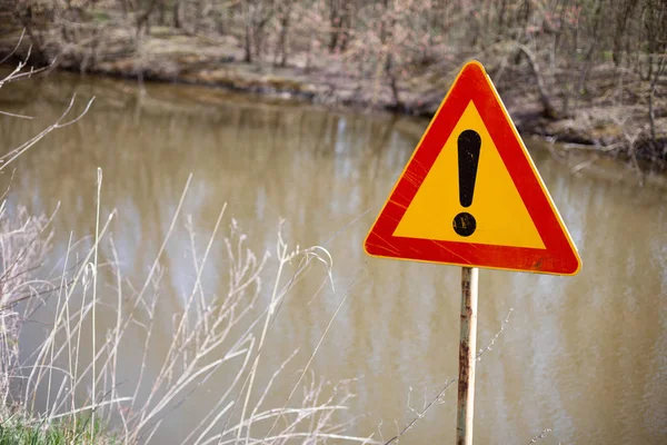 Не бросай вещи в воду — стоковое фото