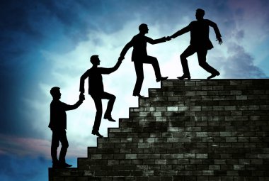 Takım lideri işçisinin merdivenlerden desteği tepesine çekerek