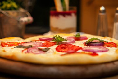 Fırından taze pizza.