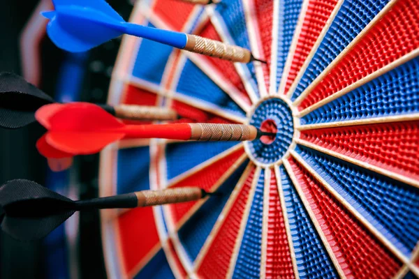 Dart i bullseye i darttavla — Stockfoto